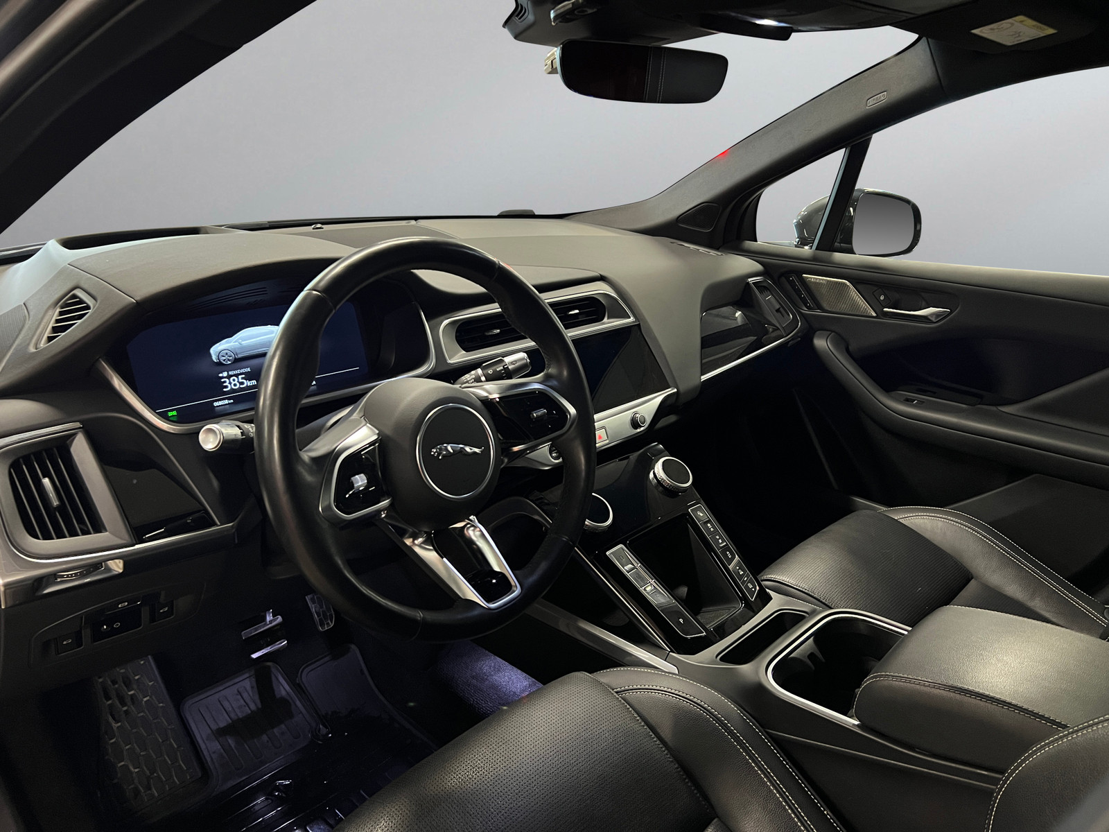 Jaguar I-PACE  image3