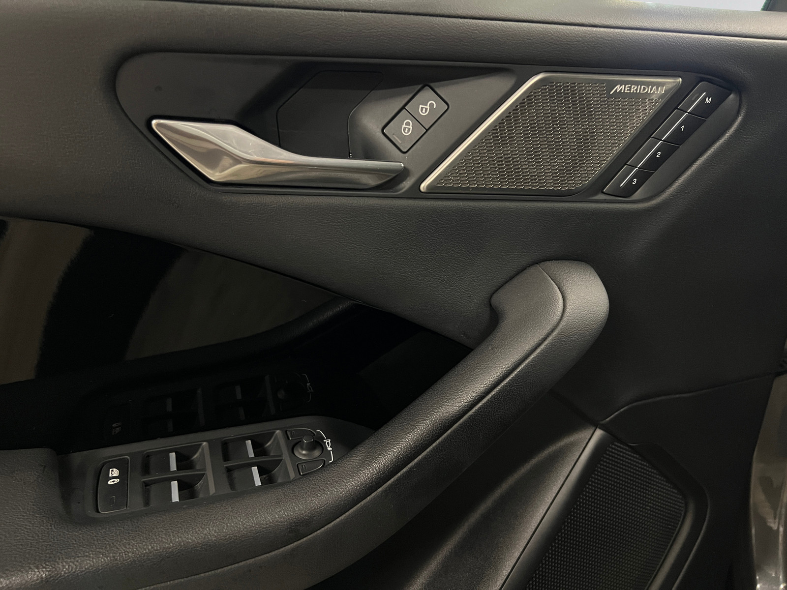 Jaguar I-PACE   image14