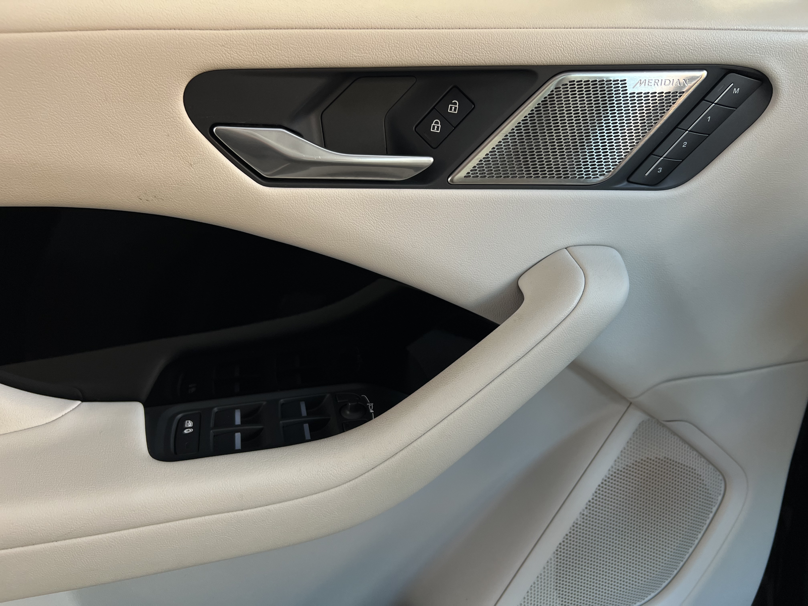 Jaguar I-PACE   image19
