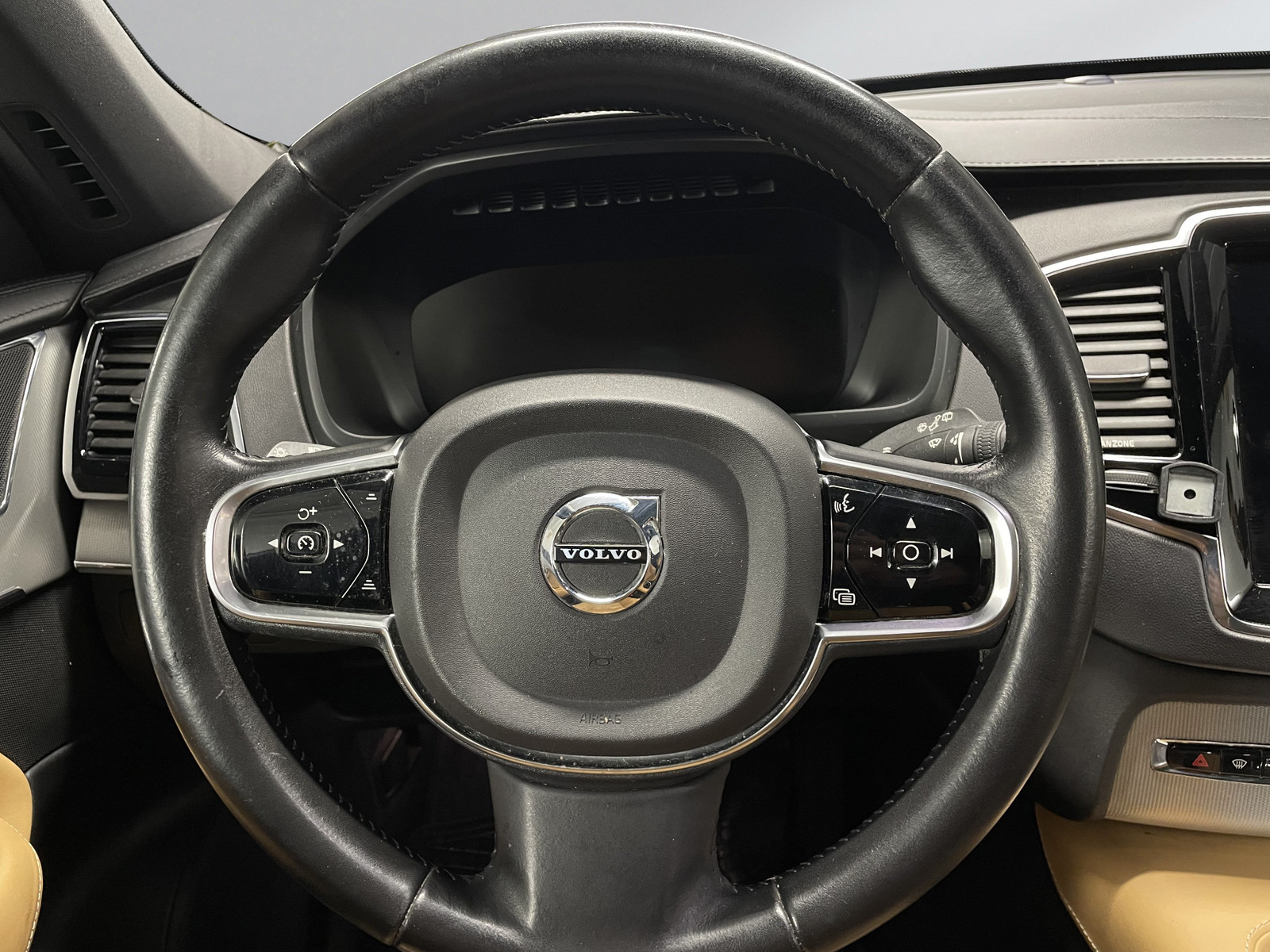 Volvo XC90   image24
