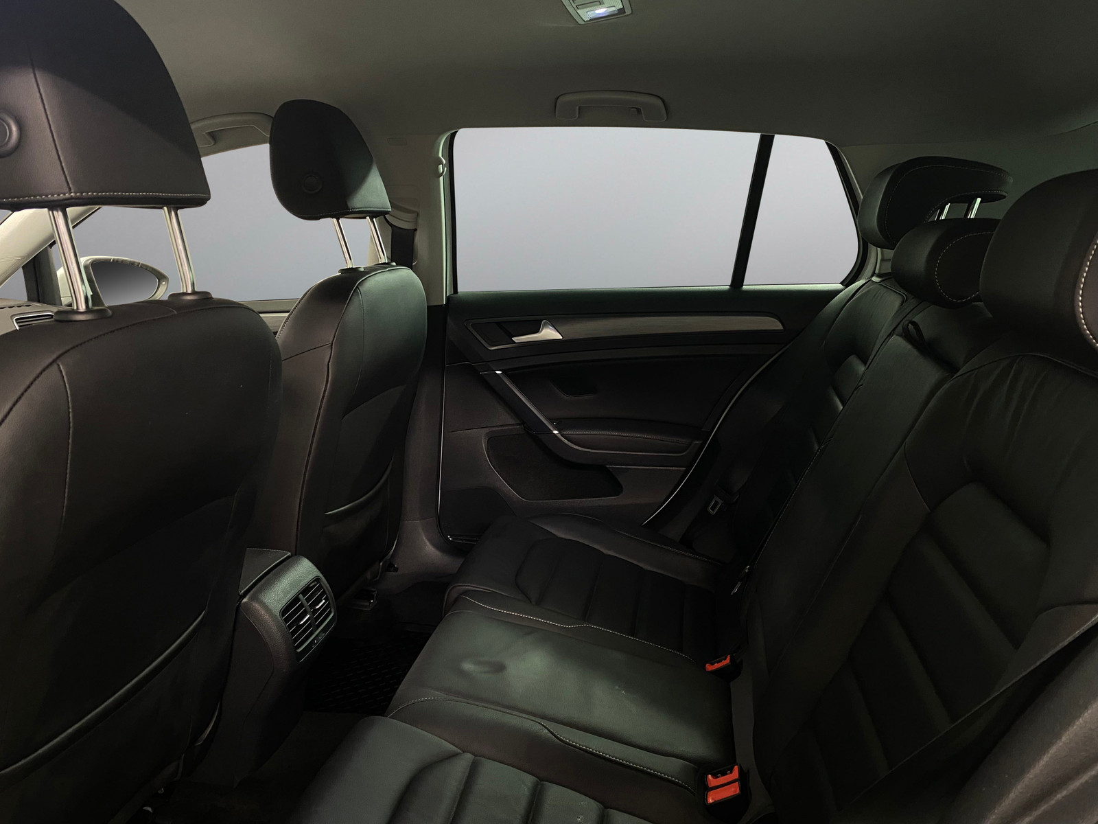 Volkswagen Golf   image24