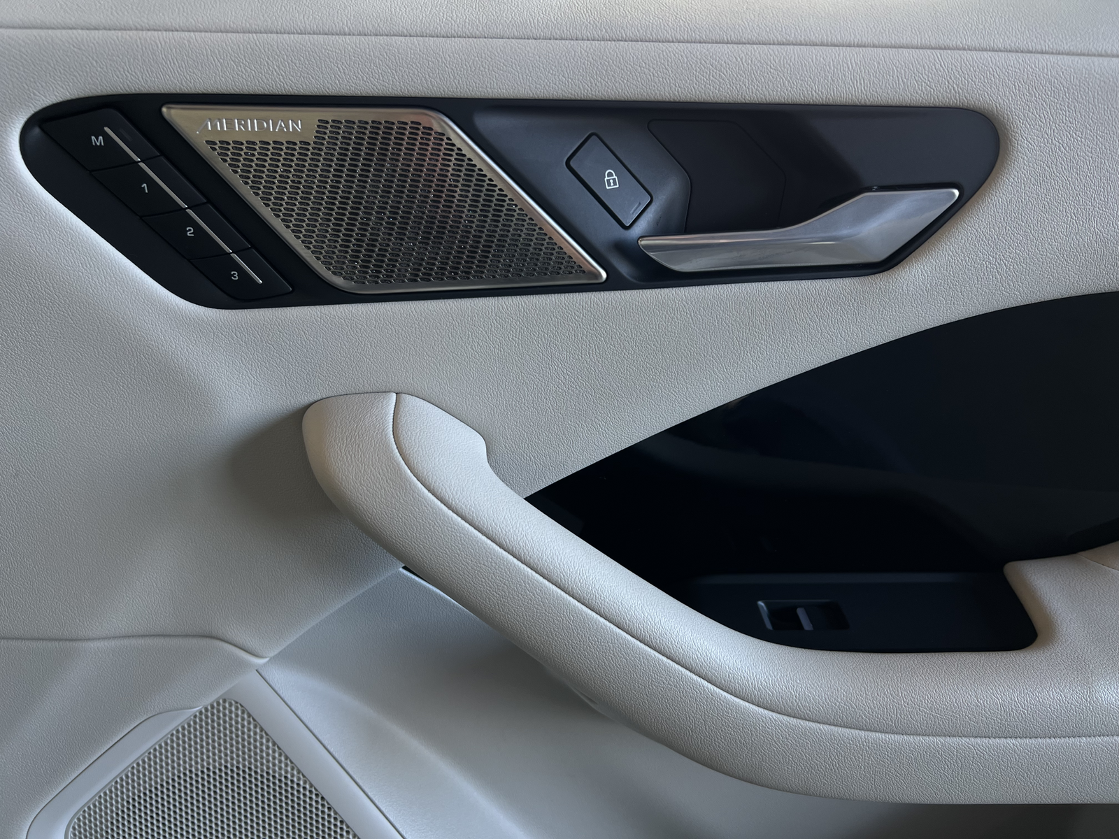 Jaguar I-PACE   image36
