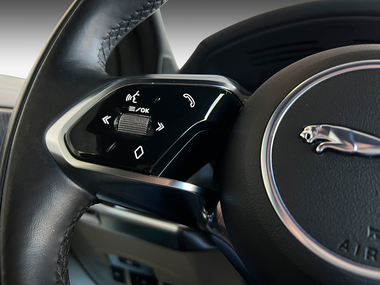 Jaguar I-PACE   image49