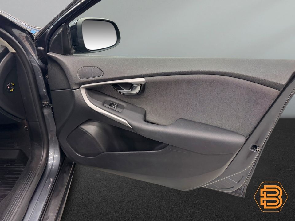 Volvo V40 Cross Country   image12