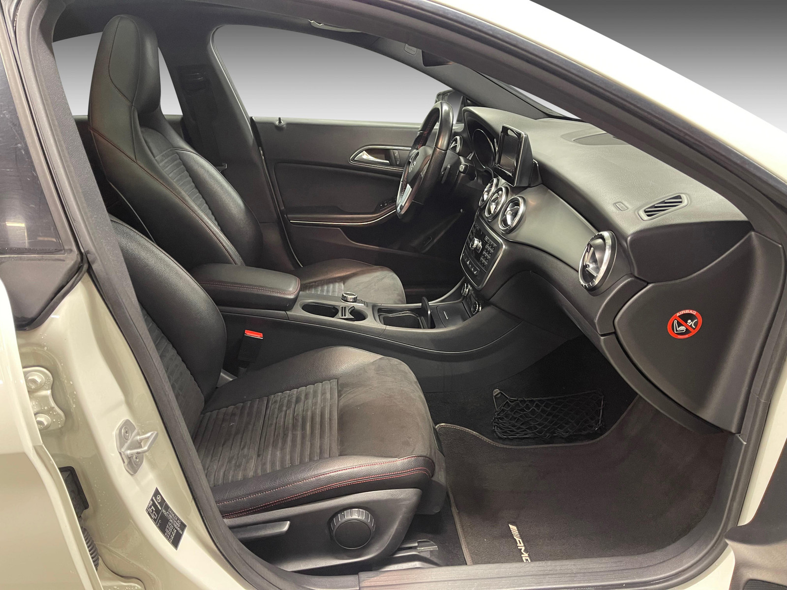 Mercedes-Benz CLA   image24